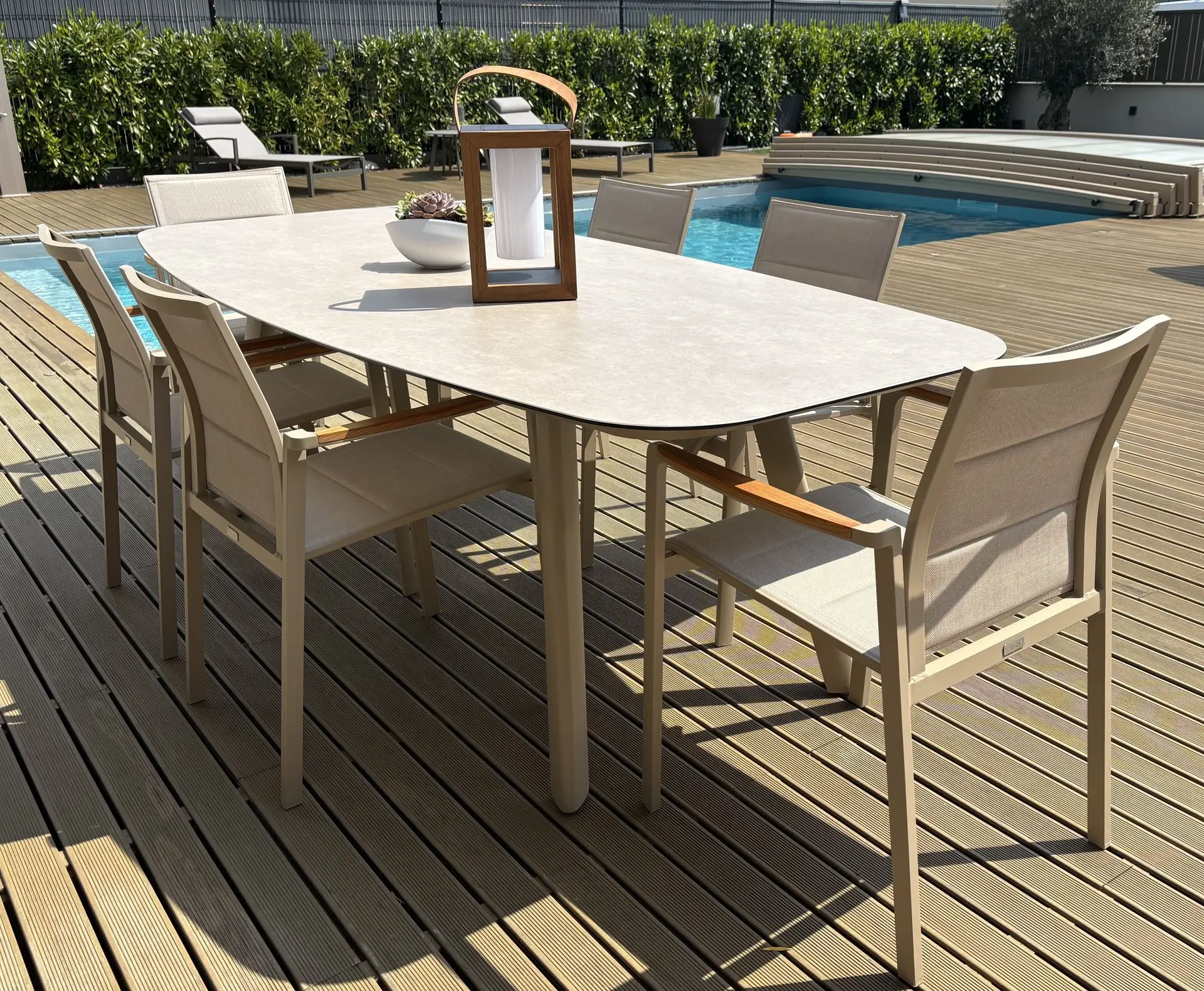Mobilier de jardin sur une terrasse à Reims