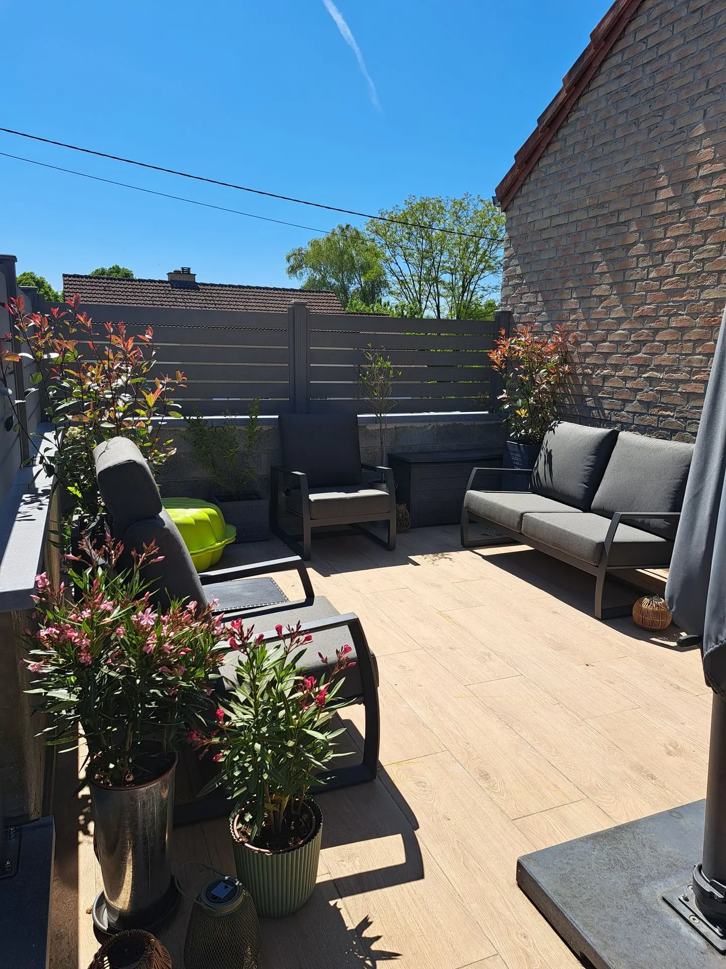 Mobilier de jardin anthracite sur une terrasse à Virton – vue 3