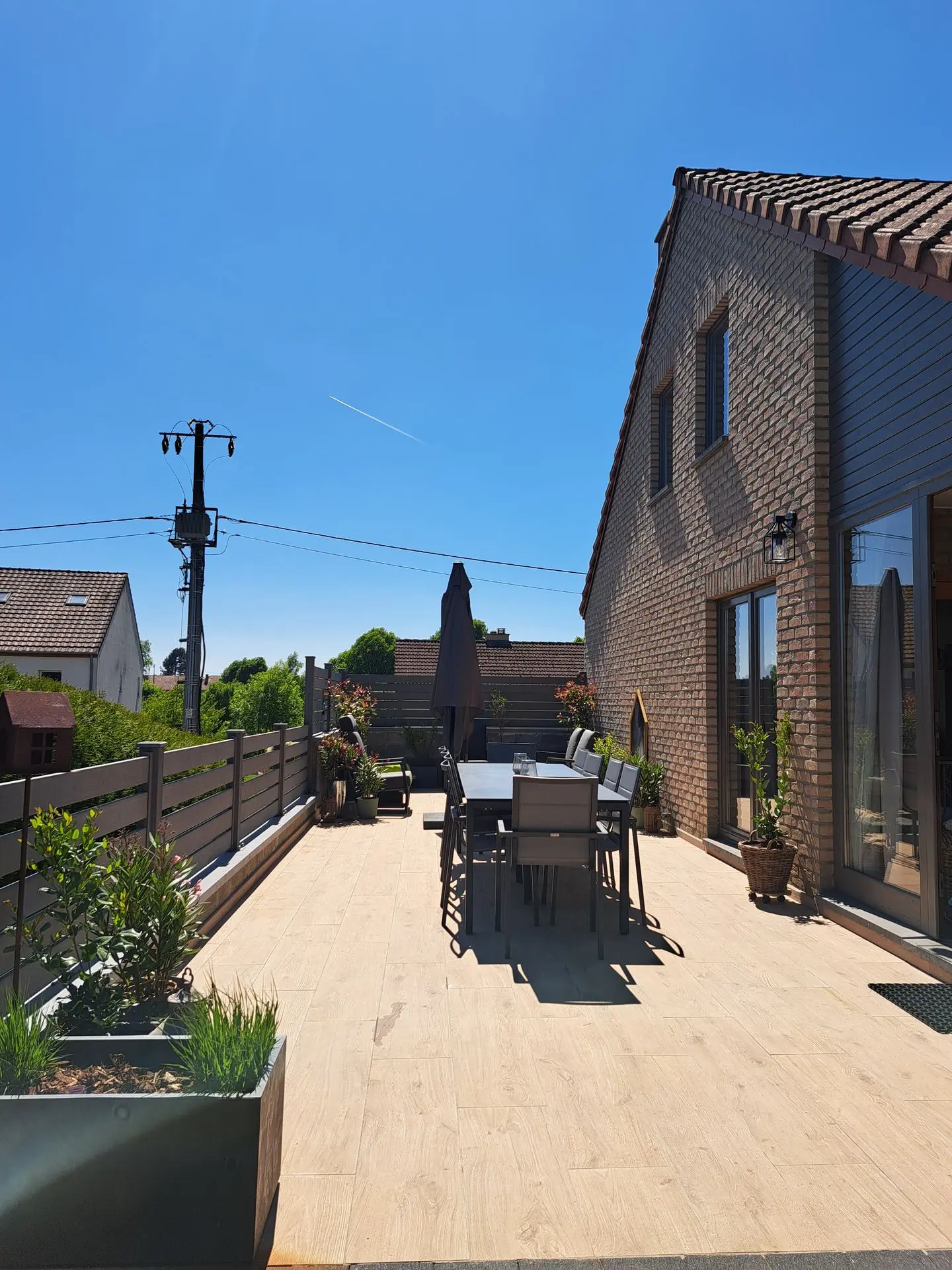 Mobilier de jardin anthracite sur une terrasse à Virton