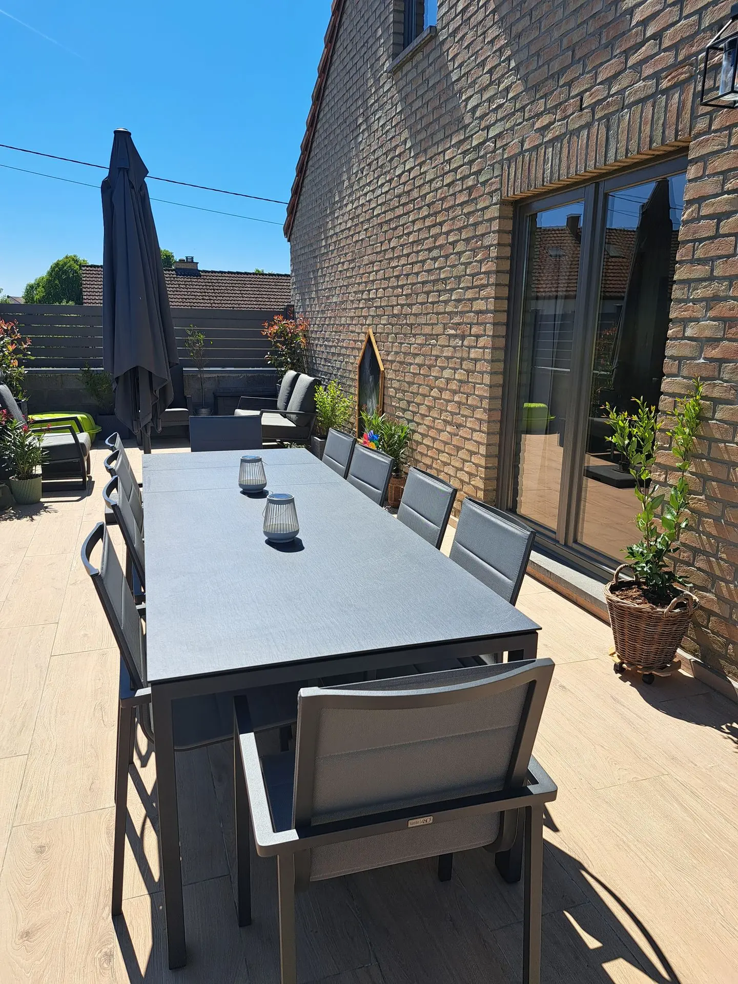 Mobilier de jardin anthracite sur une terrasse à Virton – vue 4