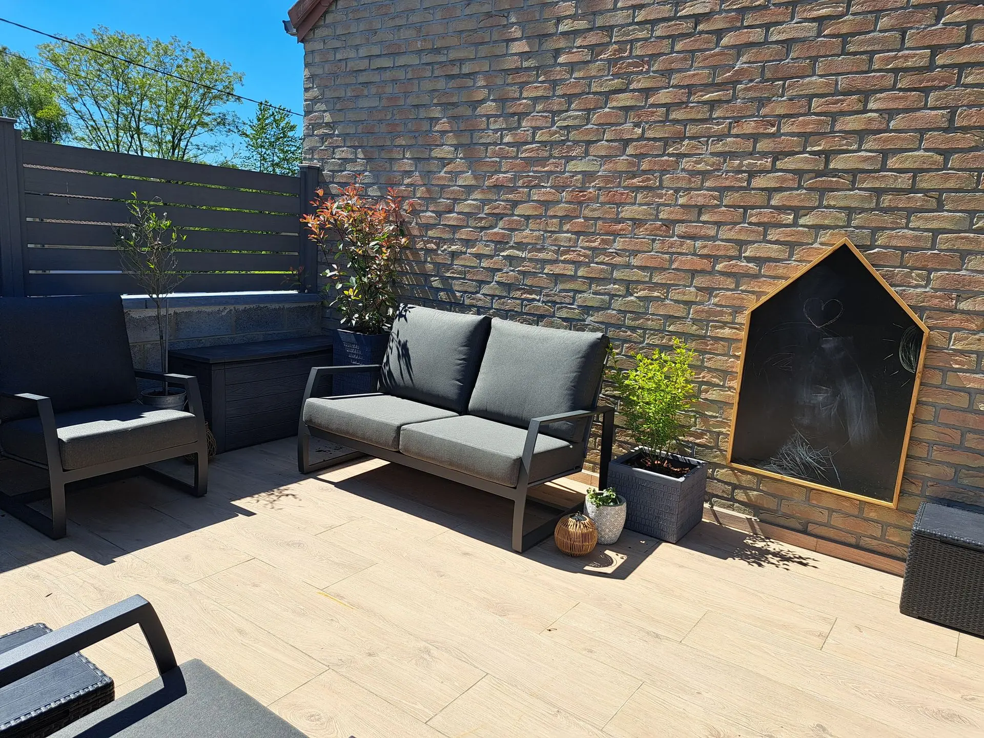 Mobilier de jardin anthracite sur une terrasse à Virton – vue 2